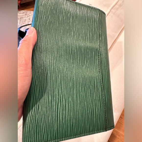 LOUIS VUITTON CLUTCH GREEN EPI 🌟AUTHENTIC 🌟 - Picture 6 of 15